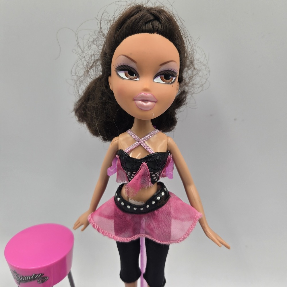 Bratz Doll YASMIN Dance Crewz 2009 MGA Entertainment Both‎ Outfits Shoes & Stool